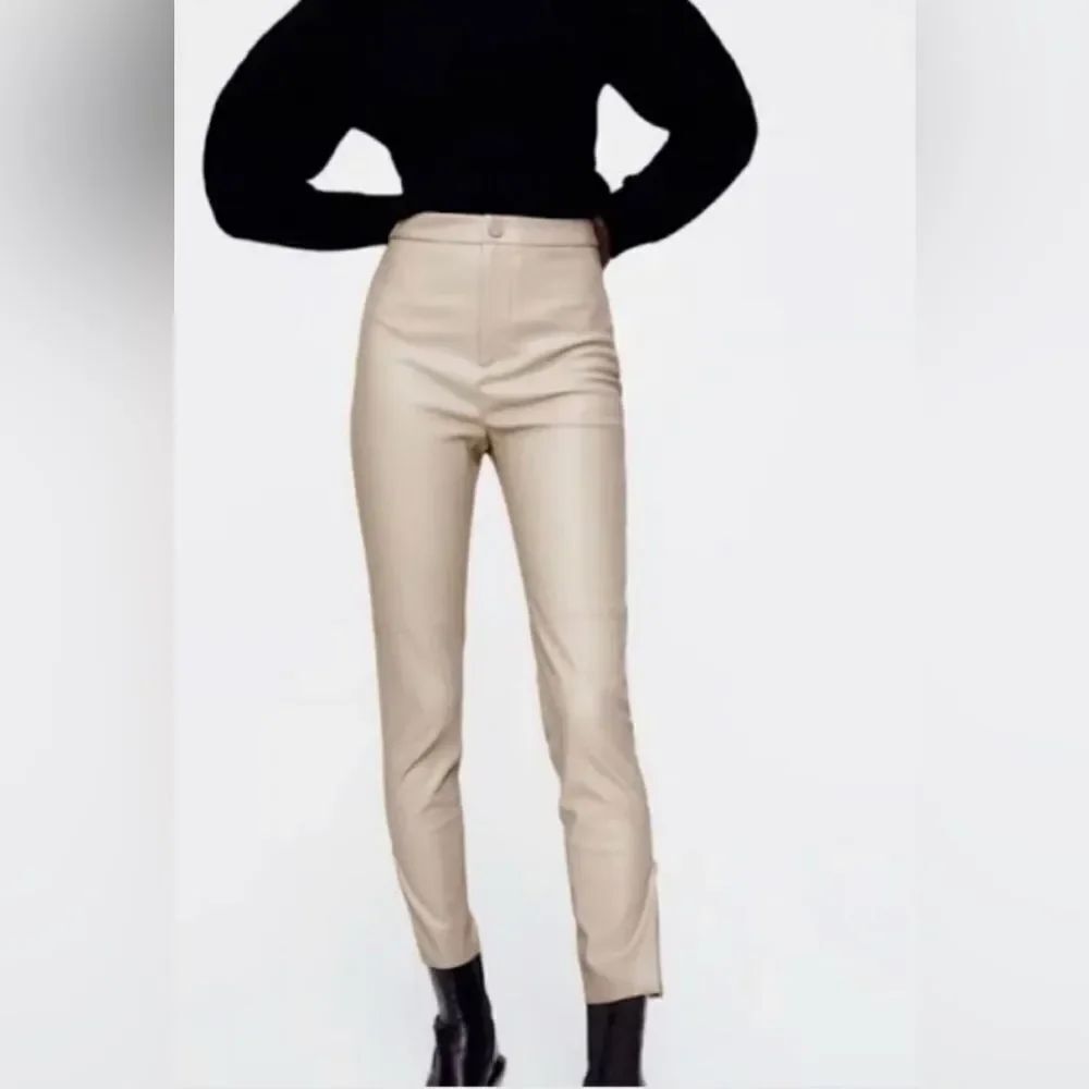 NWT ZARA Faux Leather Zipper leggings in a gorgeous stone beige colour Size S